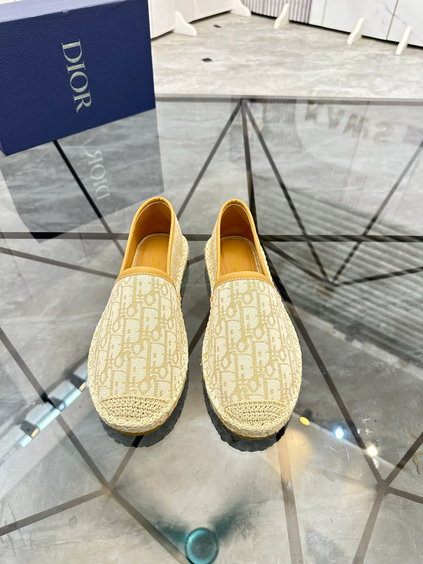 Men's shoes for sale 💰: 💰P400¥ Product trademark: Dior* "Dior*" low-top fisherman's shoes Regular size: 38-44 (can be customized to 37.45) Product materials: imported cowhide leather upper spliced ​​with original fabric, sheepskin lining, original outsole. Number: 1023